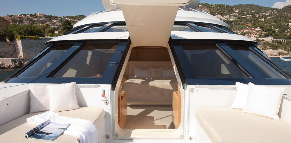 Motor Yacht Azzurra deck