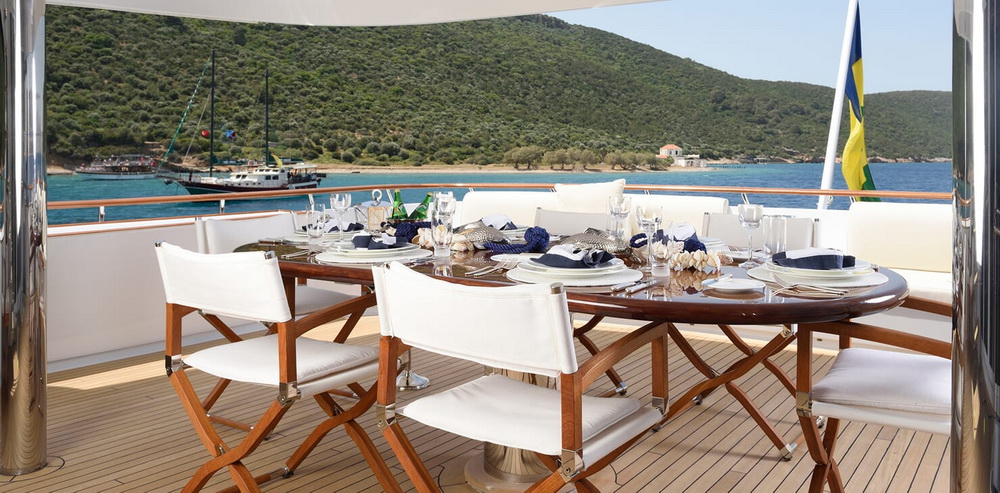 Motor Yacht Azzurra outdoor dining area
