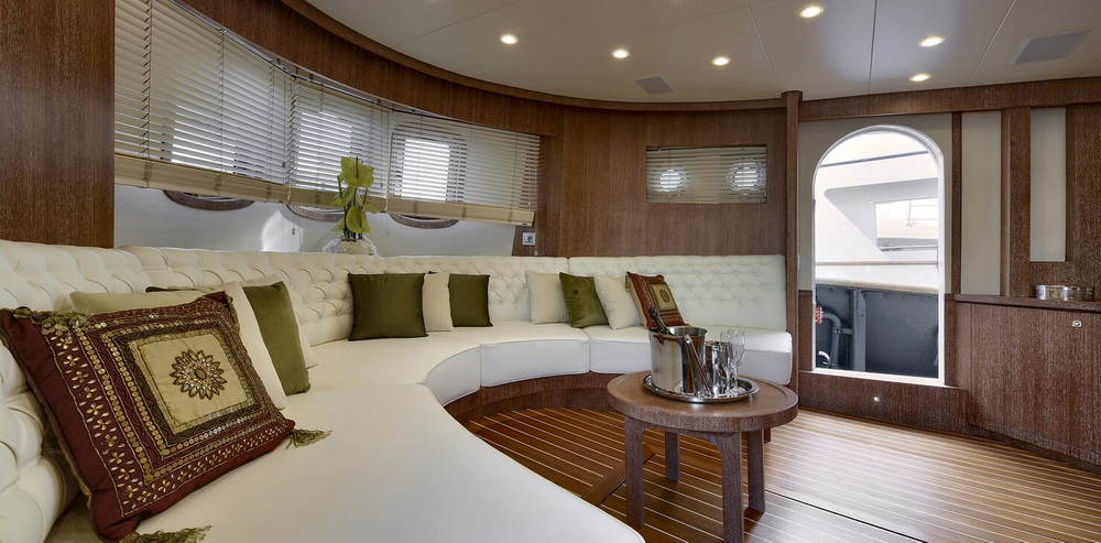 Motor Yacht Bully saloon