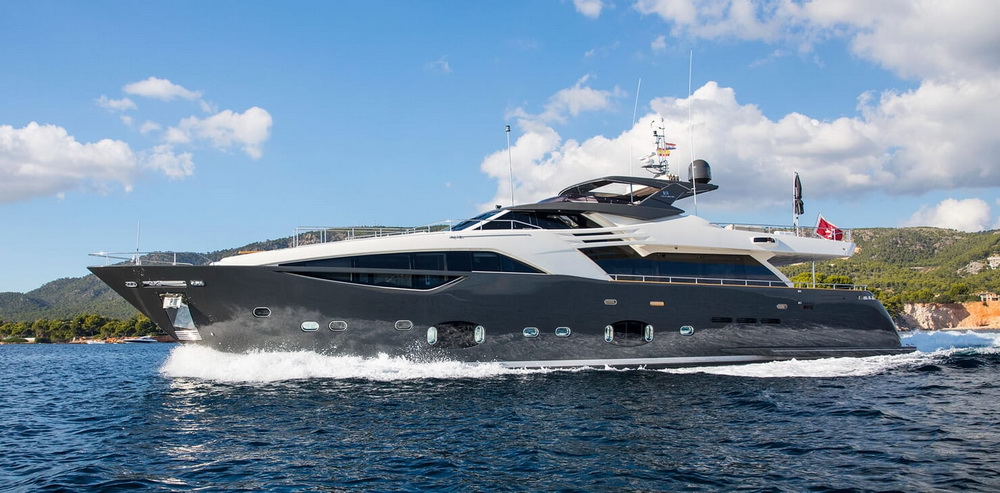 Motor Yacht CAMPO VERDE Side Profile Underway