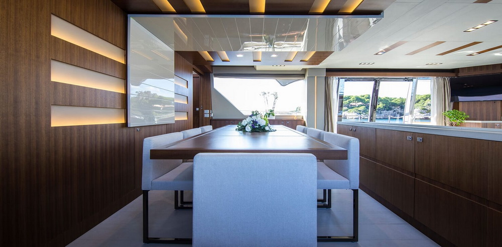Motor Yacht CAMPO VERDE Main Deck Dining Table
