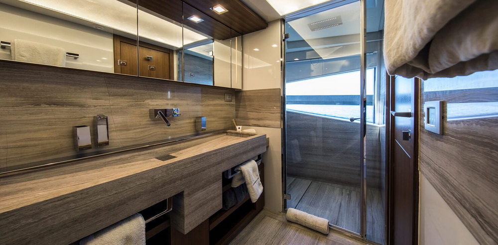 Motor Yacht CAMPO VERDE Master Bathroom