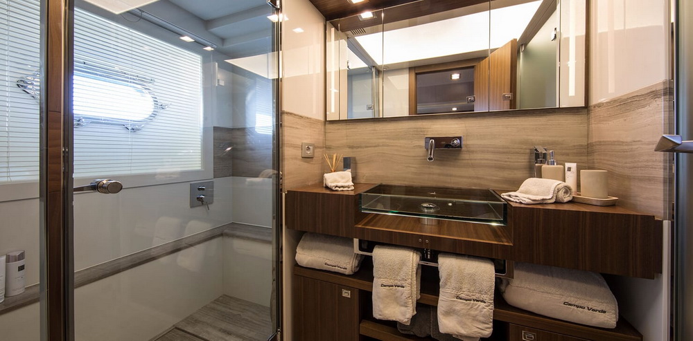 Motor Yacht CAMPO VERDE Guest Bathroom