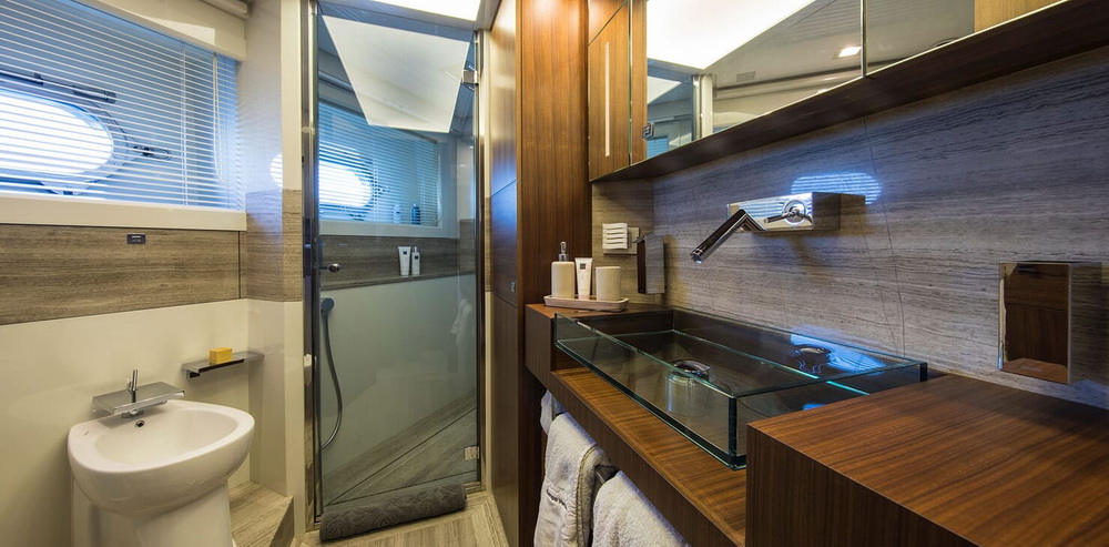 Motor Yacht CAMPO VERDE Twin Bathroom