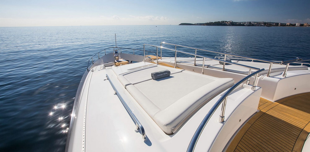 Motor Yacht CAMPO VERDE Bow Sun Pad