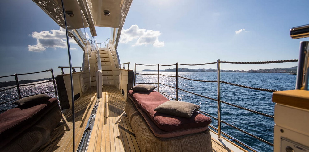 Motor Yacht CAMPO VERDE Fold Down Balcony
