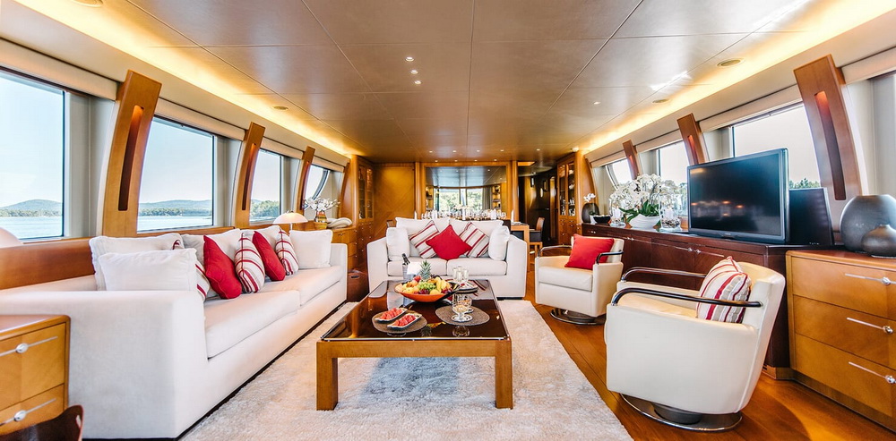 Motor Yacht Perla Nero saloon