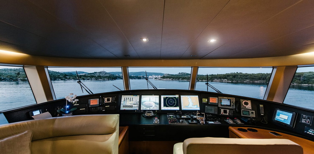 Motor Yacht Perla Nero control