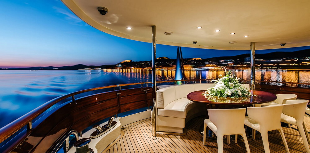 Motor Yacht Perla Nero outdoor dining area