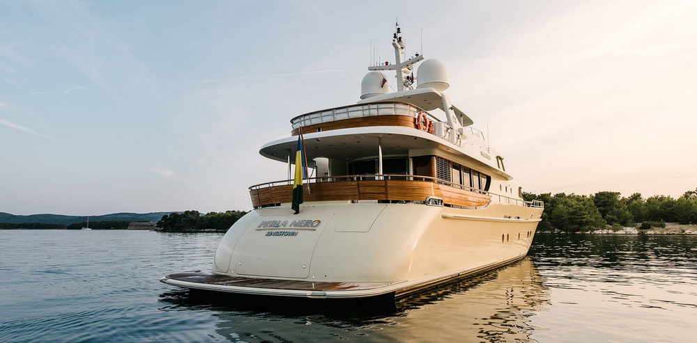 Motor Yacht Perla Nero anchored