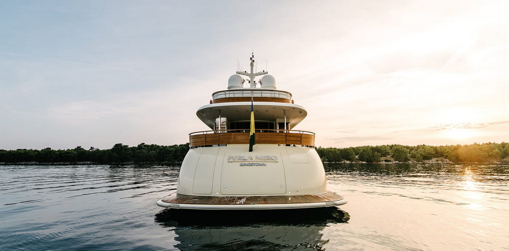 Motor Yacht Perla Nero aft shot