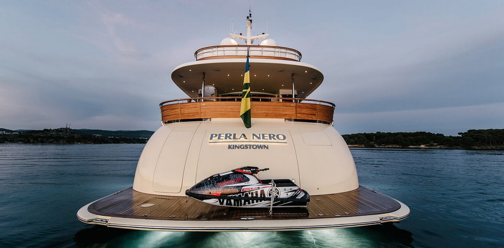 Motor Yacht Perla Nero uner anchor