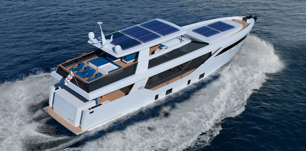 Motor Yacht LUXI95 running shot