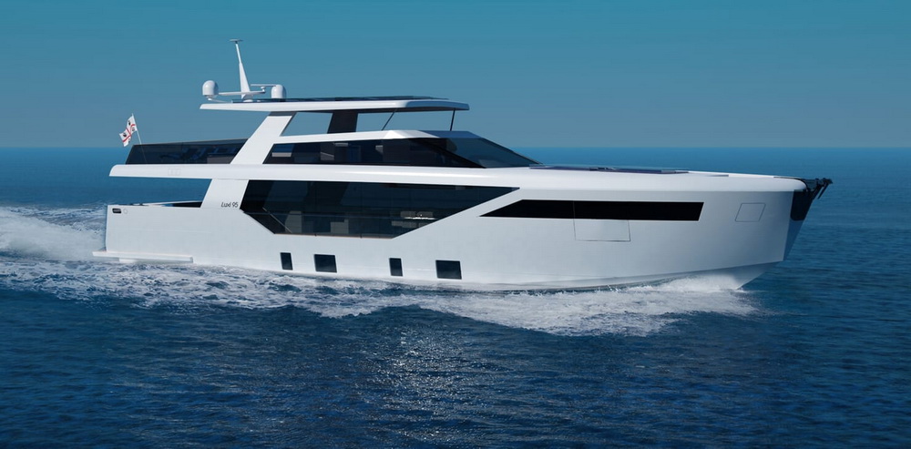 Motor Yacht LUXI95 underway
