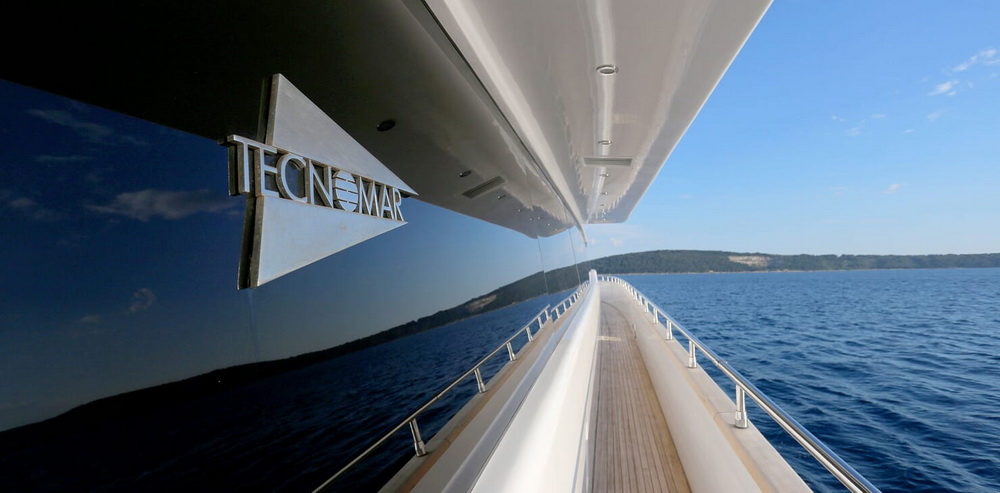 Motor Yacht Princess Lona Walkway