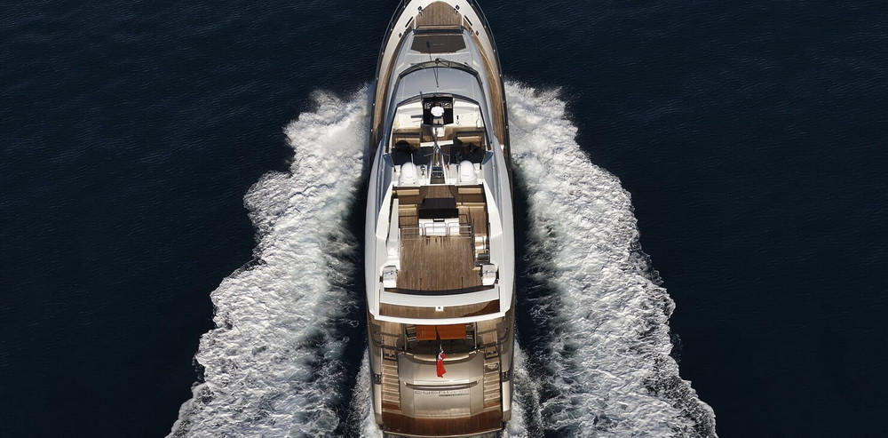 Motor Yacht Quantum underway