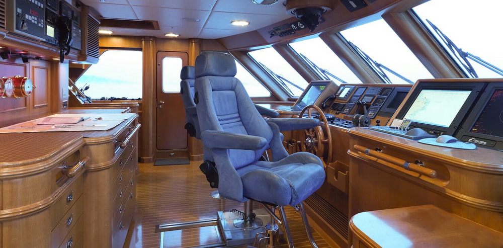 Motor Yacht Spada bridge