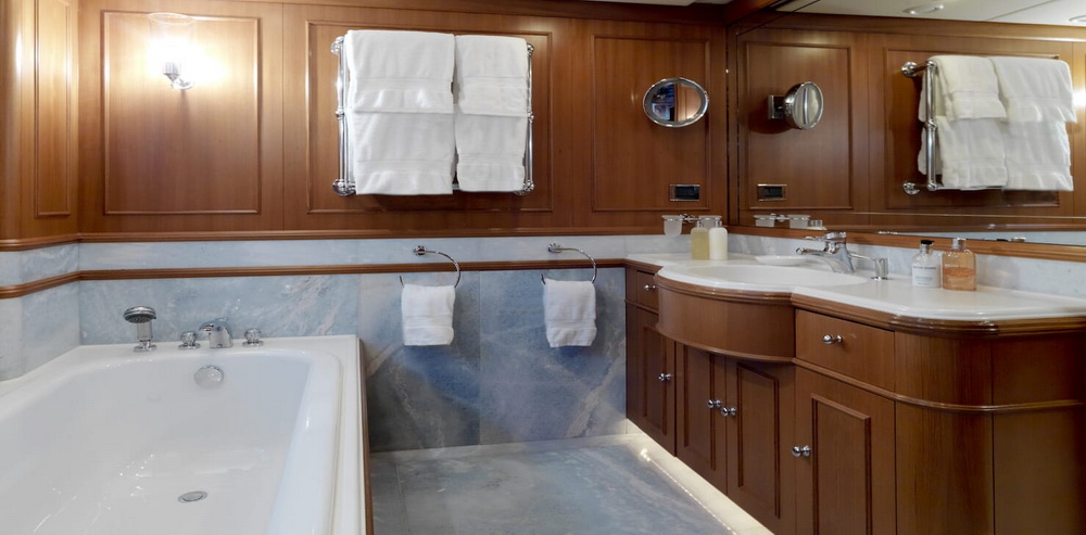 Motor Yacht Spada master bathroom