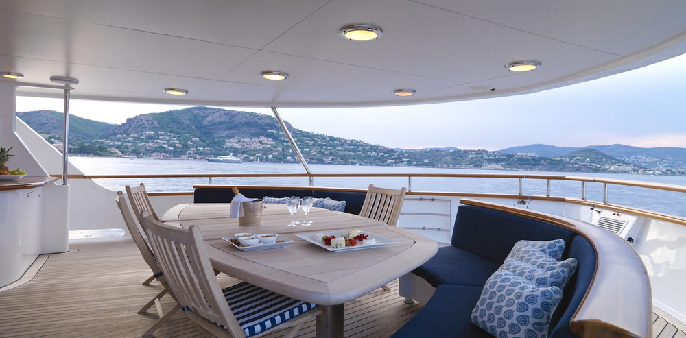 Motor Yacht Spada aft seating