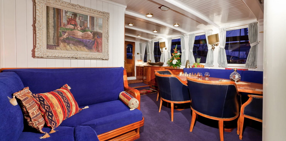 Sailing Yacht TIGERLILY OF CORNWALL Main Saloon Table
