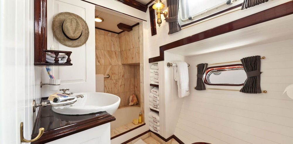 Sailing Yacht TIGERLILY OF CORNWALL Guest Bathroom