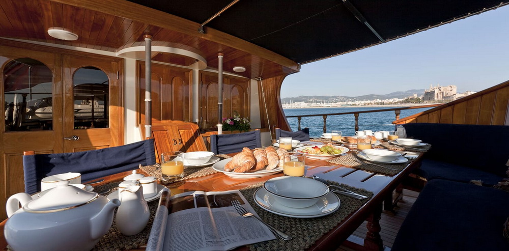 Sailing Yacht TIGERLILY OF CORNWALL Al Fresco Breakfast
