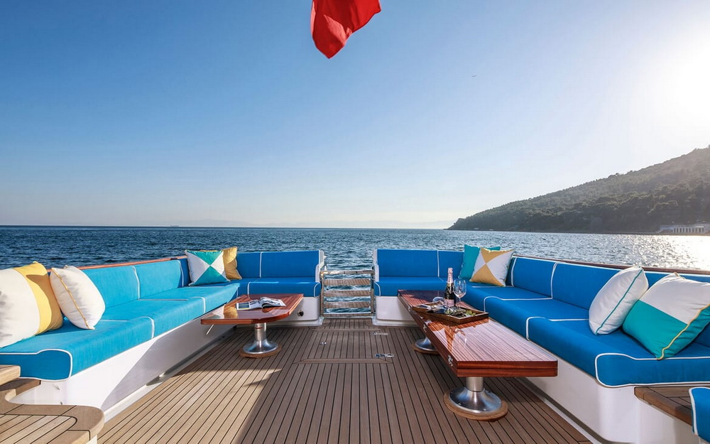 Motor Yacht VICEM 82 aft deck