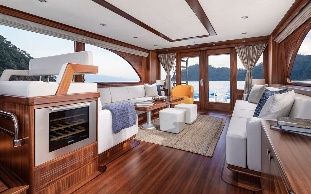 Motor Yacht VICEM 82 salon