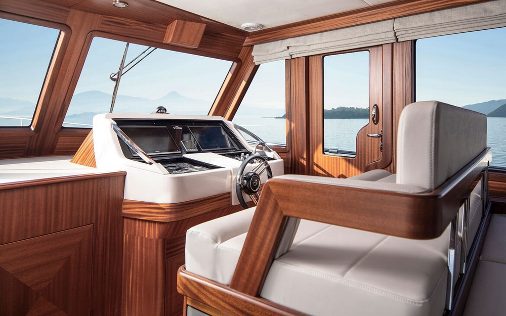 Motor Yacht VICEM 82 pilothouse