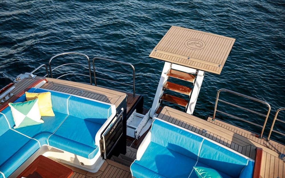 Motor Yacht VICEM 82 swim platform